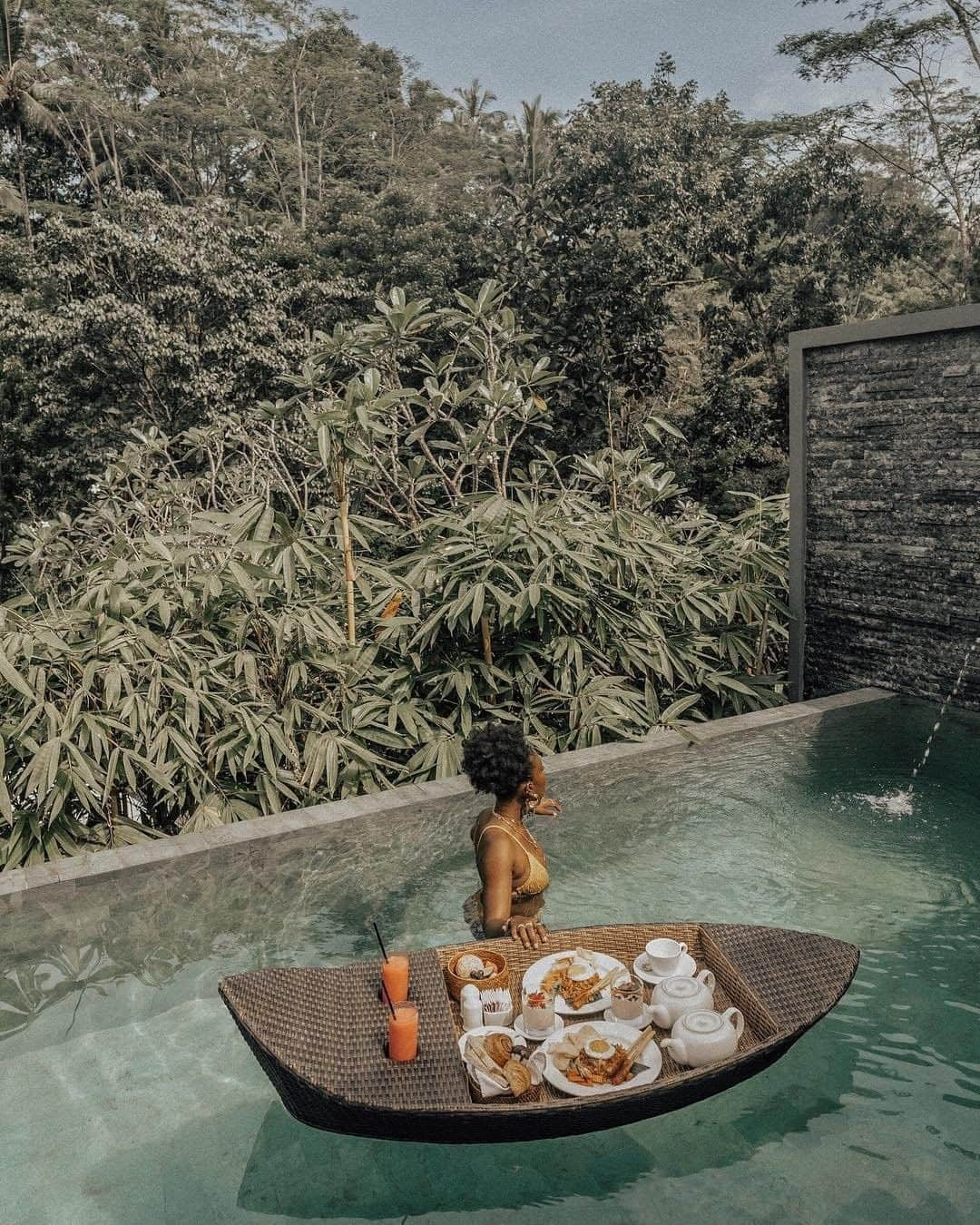 Travel + Leisureさんのインスタグラム写真 - (Travel + LeisureInstagram)「Bali is known for surfing, ancient temples, and palaces, but it also has active volcanoes, wild jungles, and more. As far as the island's beaches, it has white sand in the south and striking black sand in the north and west. For more Bali travel inspiration, check out our guide at the link in bio. #tlpicks courtesy of @missenocha」8月10日 3時06分 - travelandleisure