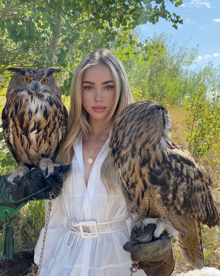 チャーリー・ジョーダンのインスタグラム：「NEW YOUTUBE VIDEO UP NOW! Bikini haul mukbang w @mylifeaseva link in bio! Here’s some BTS of yesterday’s shoot reunited in Eden with @zachallia @earthwings_bird_dude 🦉 Who remembers the original pictures! Say hi to pumpkin and beabou ❤️」