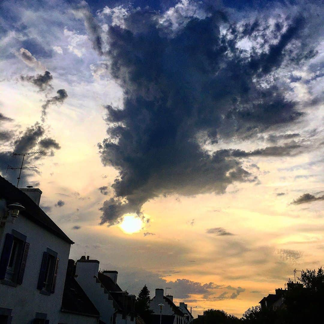 JULIEN D'YSさんのインスタグラム写真 - (JULIEN D'YSInstagram)「Enfin des nuages en Bretagne #saintemarine #sunset 🌞⛅️#brittany #finistere 🖤🤍」8月10日 3時10分 - juliendys