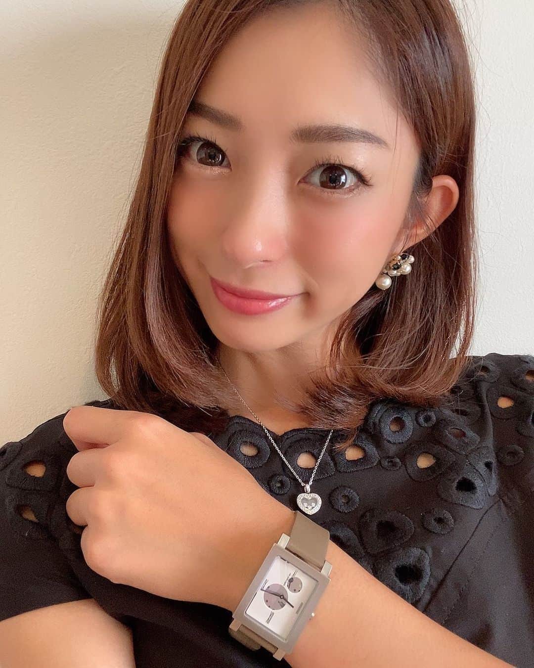 のインスタグラム：「. おはようございます☀ . お出かけの時は必ずと言っていい程腕時計をしてます⌚️♡ . アナログ人間でもあるけど、オシャレにもなるので腕時計は必須アイテム😊❤️ . 私のお気に入りはノーマンデー✨ @nomonday_jp  カジュアルでもフォーマルでもどっちも使えてカッコ可愛いところがツボです😍💕 . . . 今ならクーポンでお得にゲットできちゃいます❣️❣️ クーポンコード:rinrihe . . . #nomonday#ノーマンデー#腕時計#時計#手元倶楽部」