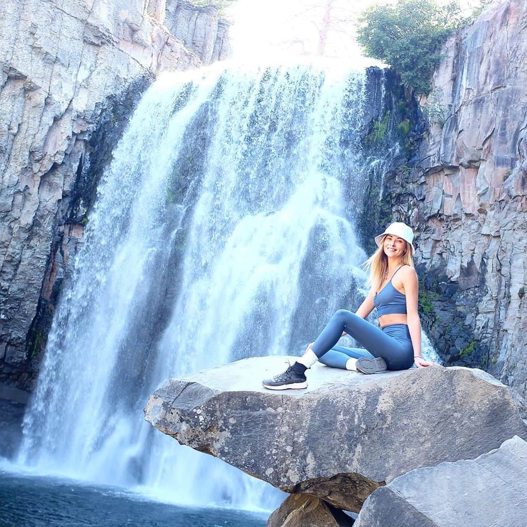 Ludi Delfinoのインスタグラム：「“Run wild and free like a waterfall” Anamika Mishra 💦💙@aloyoga」