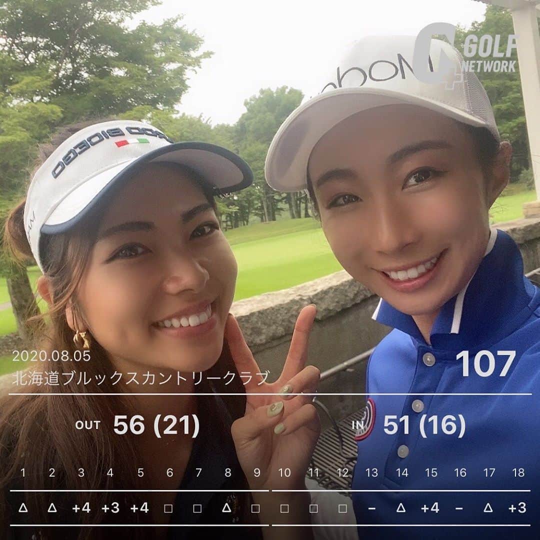 ゆりあのインスタグラム：「この間、篠崎愛ちゃん(@mana_golf.official )とラウンドさせてもらいました❤️  なんと！ハーフベストを51に更新しましたあーーー😆✨ トータルは107で、あと2打でベスト更新だったから惜しかった🥺  まなちゃんが教えてくれて、今までグリーン上でのボールの線が全く合わせられてないことに気付きました😱笑  いつもよりパット数が10打くらいちがいました😵 ボールの線合わせは大事です😵  まなちゃん本当にありがとう🥺❤️ . #白金台女子ゴルフ部 #ゴルフ #ゴルフ女子 #強かわ女子 #若手女子ゴルファー #ゴルファー #golf #instagolf #instagolfer #Shirojo #白女 #shirokanedailadiesgolfclub #ゴルフ好きと繋がりたい #女子ゴルフ #ゴルフ好き #かわいい #⛳️ #🏌️‍♀️ #youtube #チャンネル登録お願いします #白女応援団」