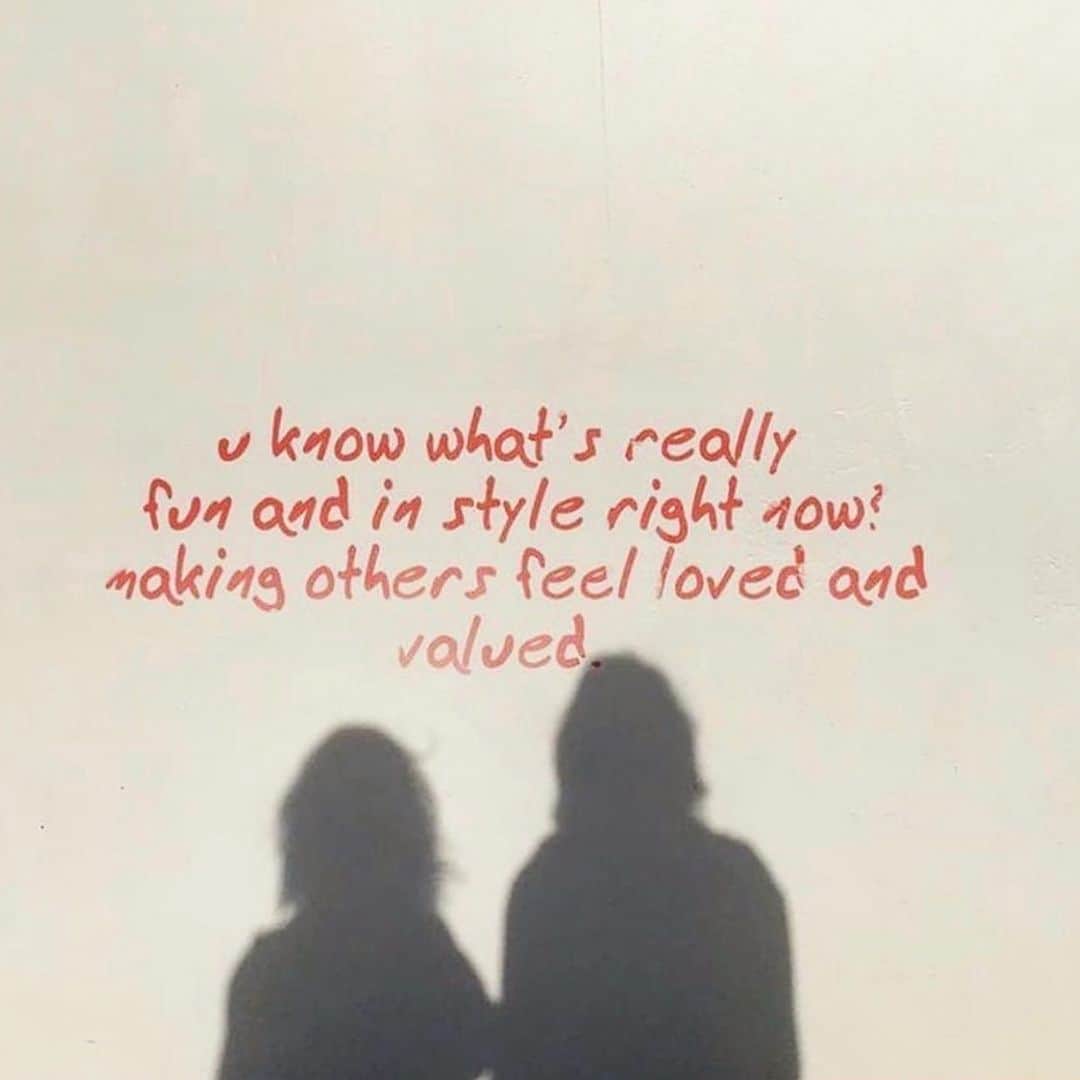 SONYA ESMANのインスタグラム：「life is a canvas and you are the artist. 🌹 these grids don’t excite me anymore. gen-z, do you feel me?」