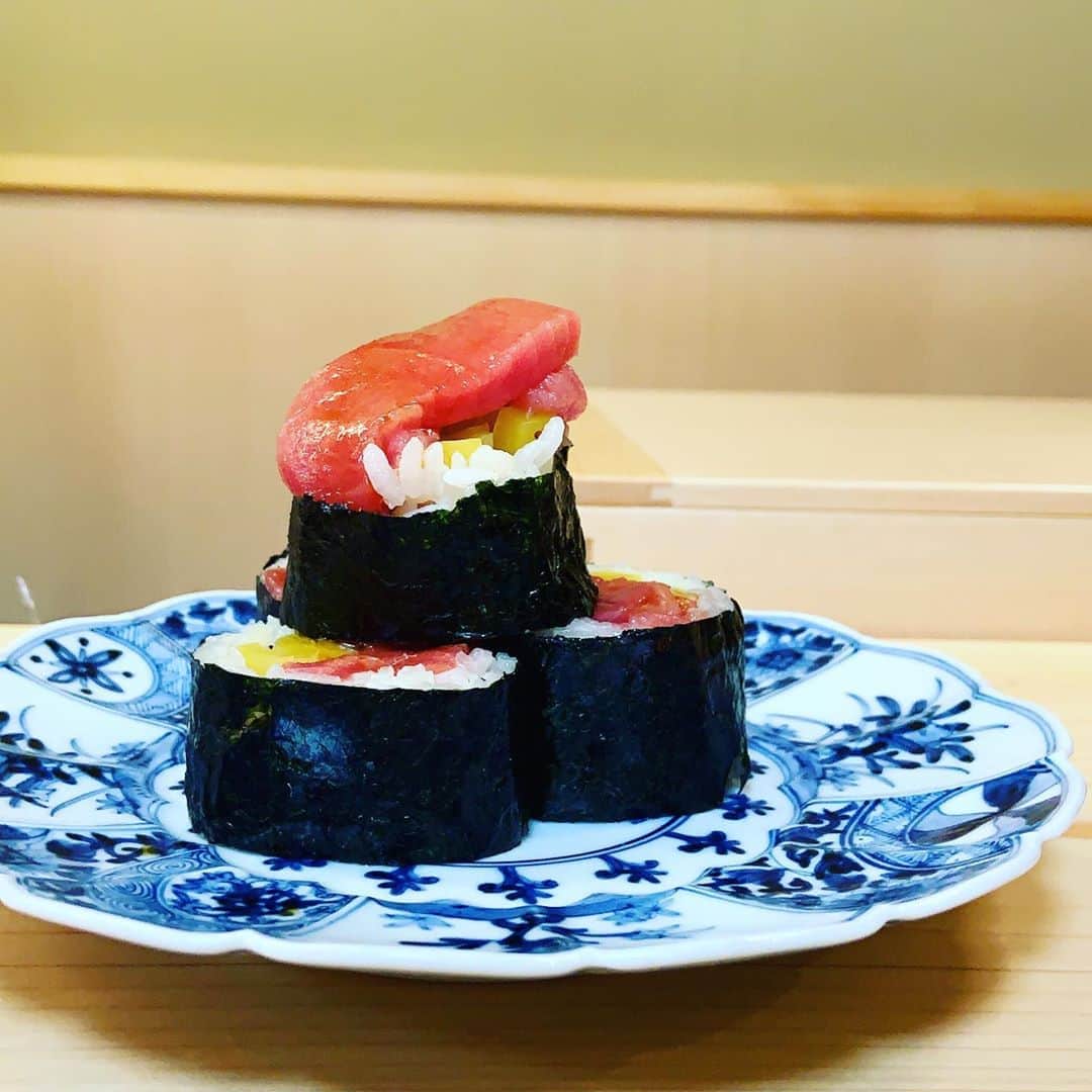 志摩有子さんのインスタグラム写真 - (志摩有子Instagram)「夏休み気分を味わいに谷中の松寿司へ。今日も大満足。  #谷中グルメ #谷根千　 #松寿司 #ストロングスタイル」8月10日 3時30分 - ariko418