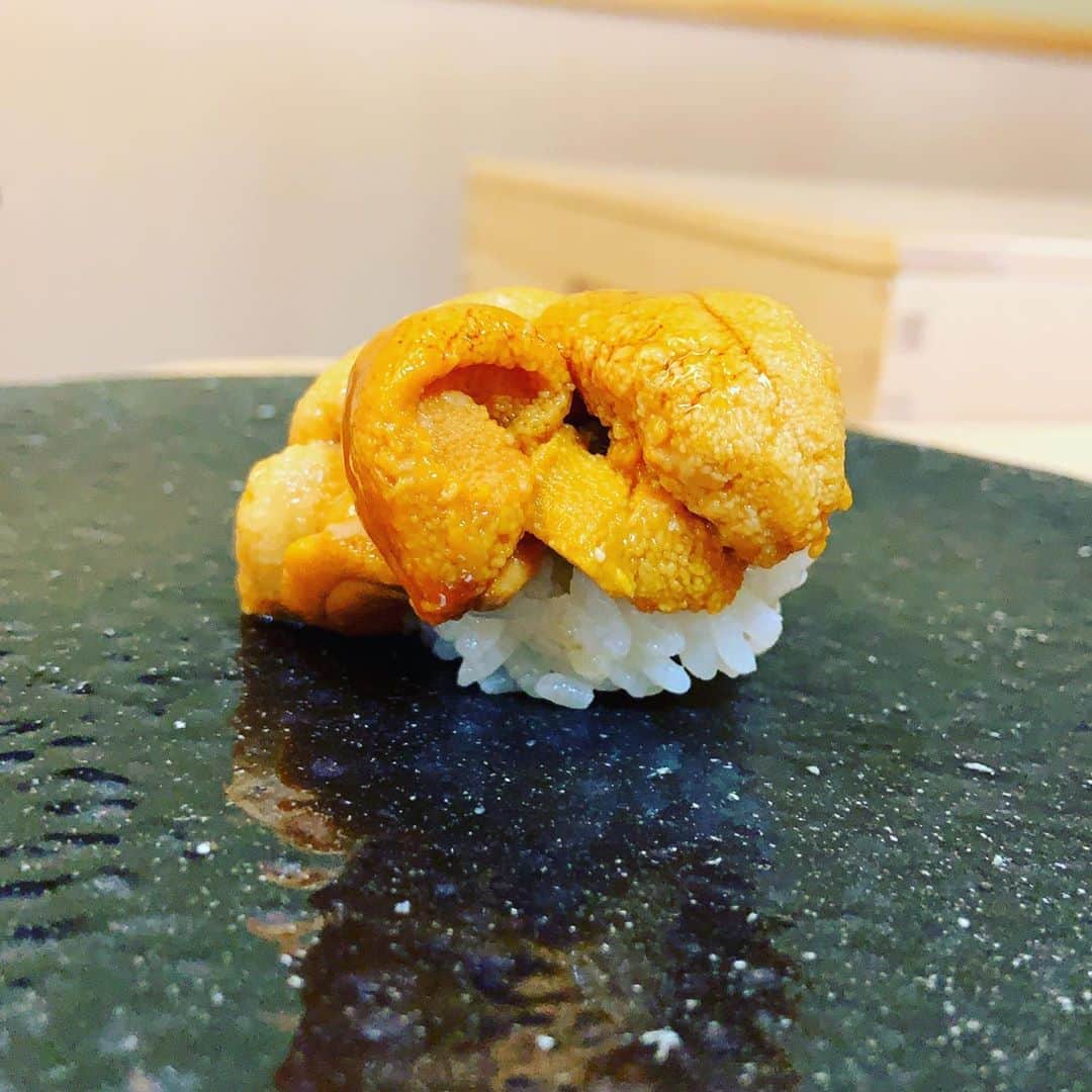 志摩有子さんのインスタグラム写真 - (志摩有子Instagram)「夏休み気分を味わいに谷中の松寿司へ。今日も大満足。  #谷中グルメ #谷根千　 #松寿司 #ストロングスタイル」8月10日 3時30分 - ariko418