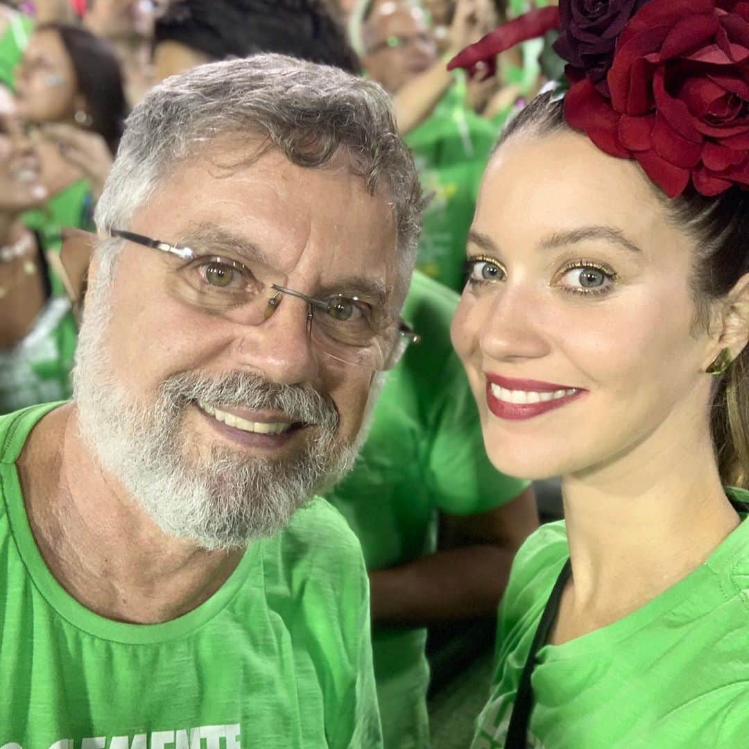 ナタリア・ディルのインスタグラム：「Pai! Feliz dias dos pais! Obrigada por ser meu pai 💚 t amo @romulo.orrico」