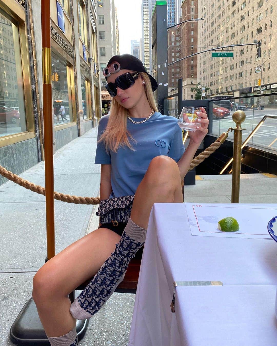 サラ・スナイダーのインスタグラム：「Stuffed 15 in one pocket fucked around and got it stuck」