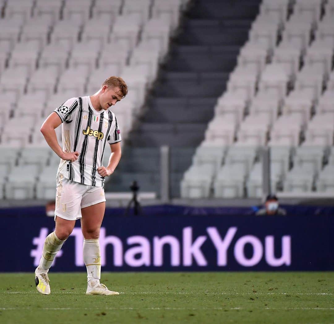 マタイス・デ・リフトのインスタグラム：「From this strange season, in which so many people have suffered, remains the great satisfaction of having won the Scudetto alongside this exceptional group and the joy of having felt the extraordinary affection of “tifosi bianconeri”. I’m sorry that we were not able to reach our goal in Champions League. We now have a renewed belief, hunger and determination to do even more next year! #FinoAllaFine #ForzaJuve ⚪⚫」
