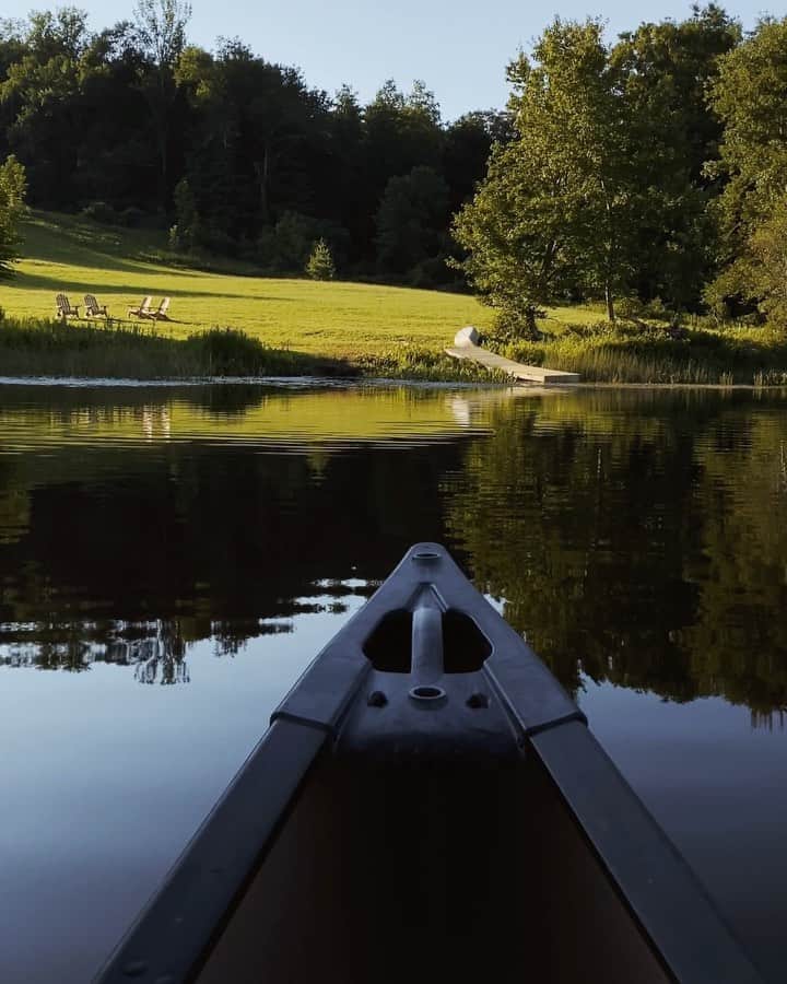 アリス・ガオのインスタグラム：「lazily drifting toward the dock at @kenozahall - 🚣🏻‍♀️ definitely a perk of staying on a property so close to a lake (a gorgeous one at that)」
