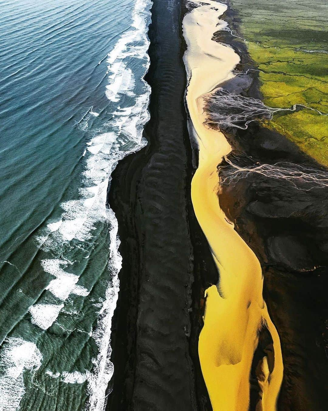 Instagramさんのインスタグラム写真 - (InstagramInstagram)「#HelloFrom Holtsós, a tidal lagoon in southern Iceland. We are dreaming of this black sand beach, nestled between blue ocean waves and a yellow glacial river.⁣⁣ ⁣⁣ Photo by @sebastianmzh」8月10日 3時38分 - instagram