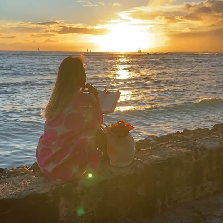 エビアン・クーのインスタグラム：「What are you guys currently reading 📚? オススメの本ある？」