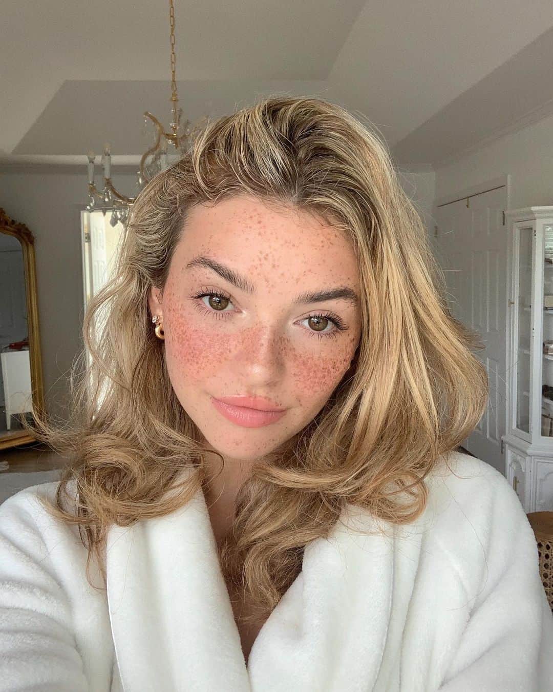 Kelsey Simoneのインスタグラム：「I created this glowy natural look using the Neo Nude Foundation from @armanibeauty. It’s infused with skincare that has an amazing hydrating feel, with just the right amount of coverage for that no makeup makeup feel. I love feeling comfortable in my natural skin, and I love makeup that helps me accentuate my natural beauty. If you want to see a tutorial on the look, check out my latest IGTV 💋 #ArmaniNeoNude #ArmaniPartner」