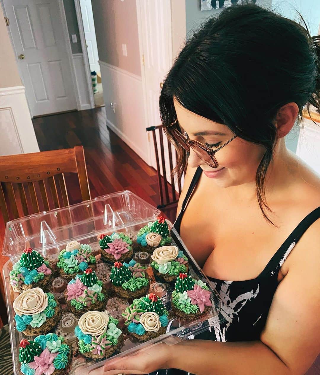 K. レグナルトのインスタグラム：「Happy Birthday to this one! ❤️ thanks to @cupcakes_by_jessica_ for making her day with these succulent cupcakes! Should be able to keep these alive!」