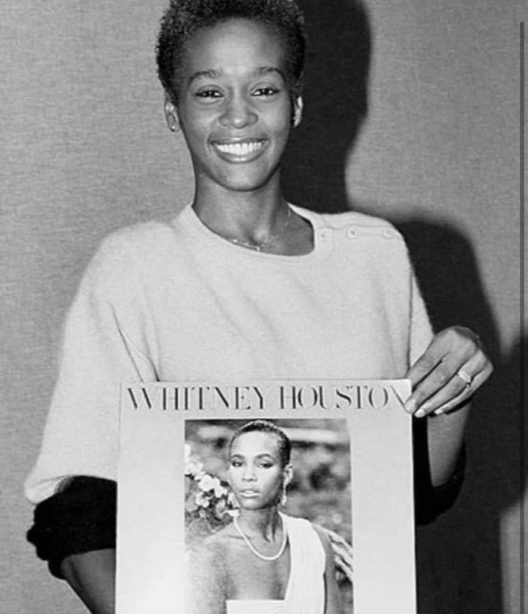 レオナ・ルイスのインスタグラム：「Today would have been the 57th birthday of the Queen of Queens 👑 Whitney Houston. She released her debut album in 1985, the year I was born, and made history later that year with the best selling album by a solo artist. Forever an inspiration to me and always in my heart. A dream came true the day I got to be in your presence ✨ thank you for sharing your gift with us, for making us feel something so deeply moving, for connecting us with our hearts 🌸 and for being so graceful and kind to me in the short time we met. Happy birthday Whitney Houston ✨👑」