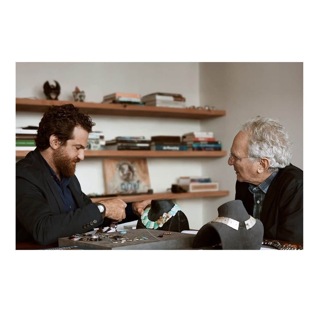 デビッドヤーマンのインスタグラム：「Natural instinct. David and his, son, Evan, collaborating on a unique Artist Series necklace. #DavidYurman #DYRoadTrip」