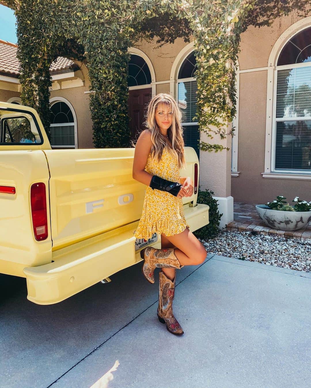 Emily Zeckさんのインスタグラム写真 - (Emily ZeckInstagram)「- @pennythepickup’s official debut 🥺💛 I LOVE HER. She’s a 1976 Ford F100. The first vehicle I’ve ever purchased all by myself. I’m so proud of her. Sorry in advance for all the Penny posts.」8月10日 4時10分 - thatpineapplegirl