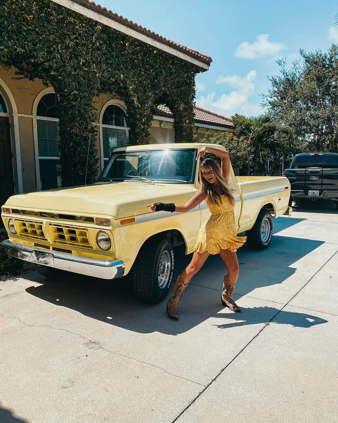 Emily Zeckさんのインスタグラム写真 - (Emily ZeckInstagram)「- @pennythepickup’s official debut 🥺💛 I LOVE HER. She’s a 1976 Ford F100. The first vehicle I’ve ever purchased all by myself. I’m so proud of her. Sorry in advance for all the Penny posts.」8月10日 4時10分 - thatpineapplegirl