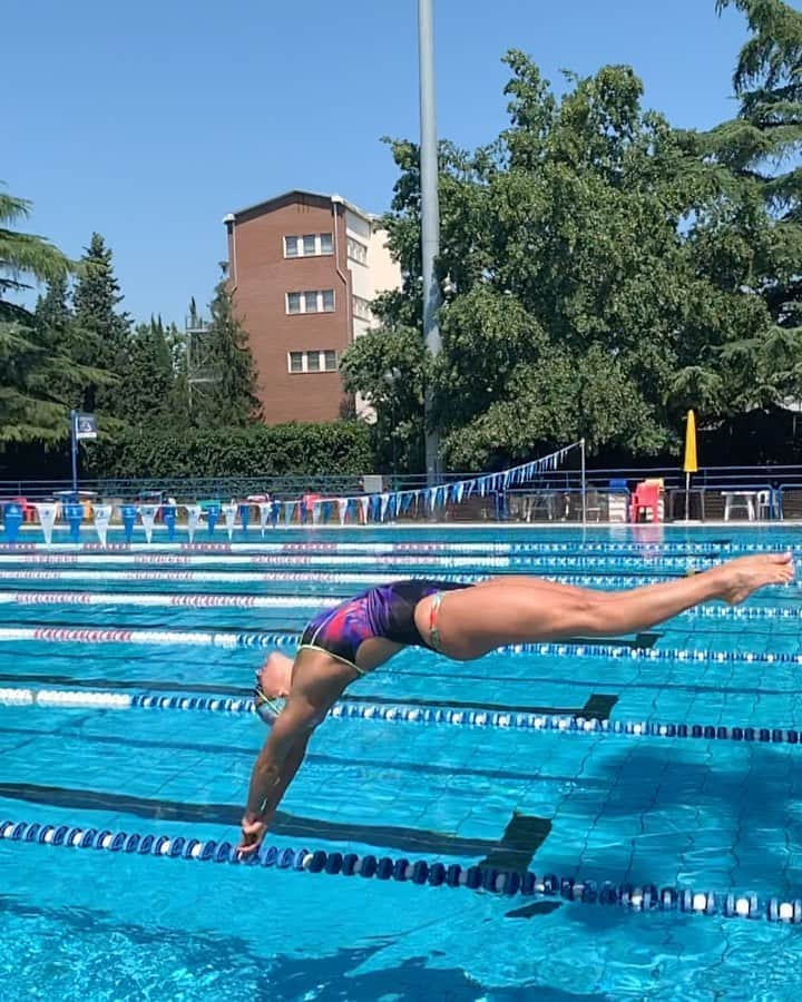 アレッシア・ポリエリのインスタグラム：「Jumping like a 𝓇𝑒𝒶𝓁 backstroker 🙊🤪 ... cosa non si fa la domenica prima delle gare pur di stare in acqua ... . #dive #diving #backstroke #imola #trofeosettecolli #settecolli #rome」