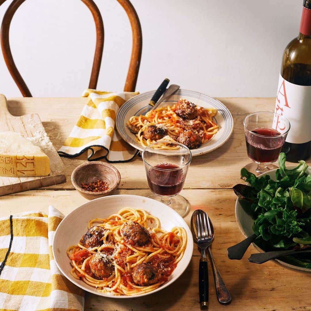 マーサ・スチュワートさんのインスタグラム写真 - (マーサ・スチュワートInstagram)「There’s nothing more comforting than spaghetti and meatballs, even when it goes vegetarian. A blend of eggplant and white beans provides the protein while cheese, garlic, and oregano are the familiar-flavor agents. A quick trip under the broiler browns the tops and sides, then plunk!—into the sauce they go. Grab the full recipe at the link in bio. 📷: @chrisrsimpson」8月10日 4時26分 - marthastewart