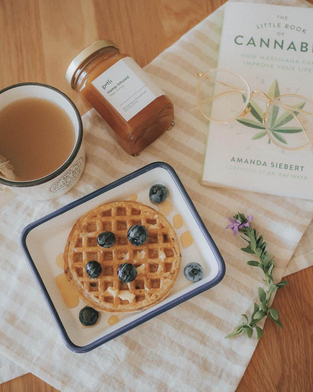 W E Y L I Eのインスタグラム：「Started my morning off with a cute breakfast 🧇 & Eric Chou playing in the background. Bliss ✨」