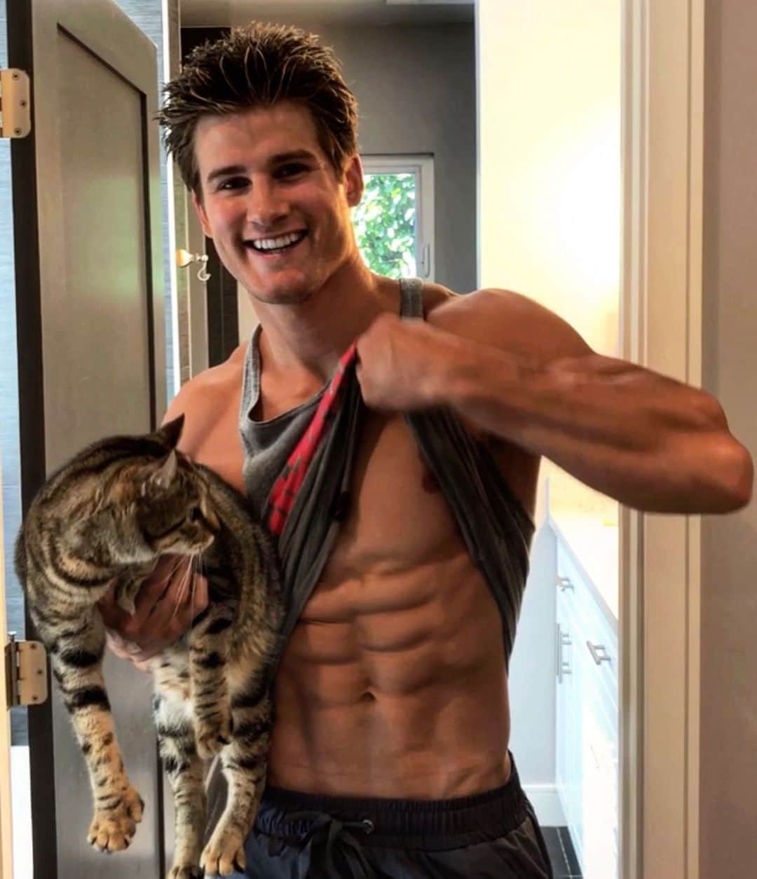 セージ・ノースカットのインスタグラム：「My cat Sushi is checking out my abs lol」