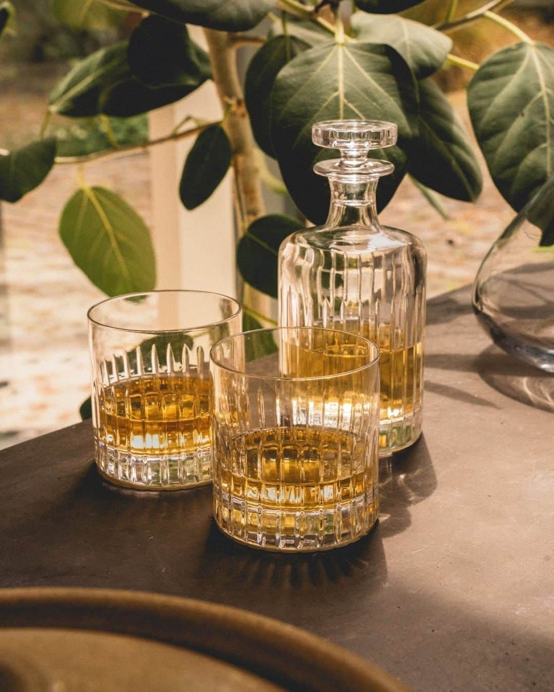 MR PORTERのインスタグラム：「Whisky – or whiskey, if that’s your tipple –  is steeped in history. From the bourbon of the American South, to single malt of Scotland and Ireland’s smooth drams that once dominated the world. But this notion of tradition has led to a rather stuffy image for the spirit (think: male-dominated whisky bars and outdated messaging), while other spirits diversified – flavoured gin, anyone?  But in recent years, whisky has experienced a resurgence. Head to the link in bio to discover why it became 2020's drink of choice. #MRPORTERathome」