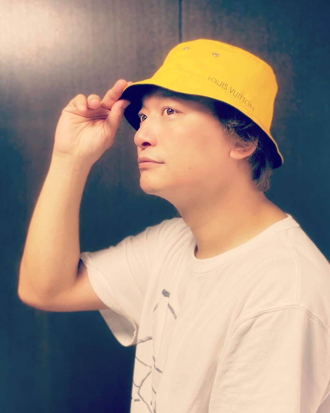 香取慎吾さんのインスタグラム写真 - (香取慎吾Instagram)「夏い暑 つよい日差しに帽子！ 水分補給も忘れずに！ 今週も無理せず 楽しく テキトーに がんばれますように！ いってらっしょい！ #しんごちん #LOUISVUITTON  https://youtu.be/gAYBKNJkQf0」8月10日 5時02分 - katorishingo_official