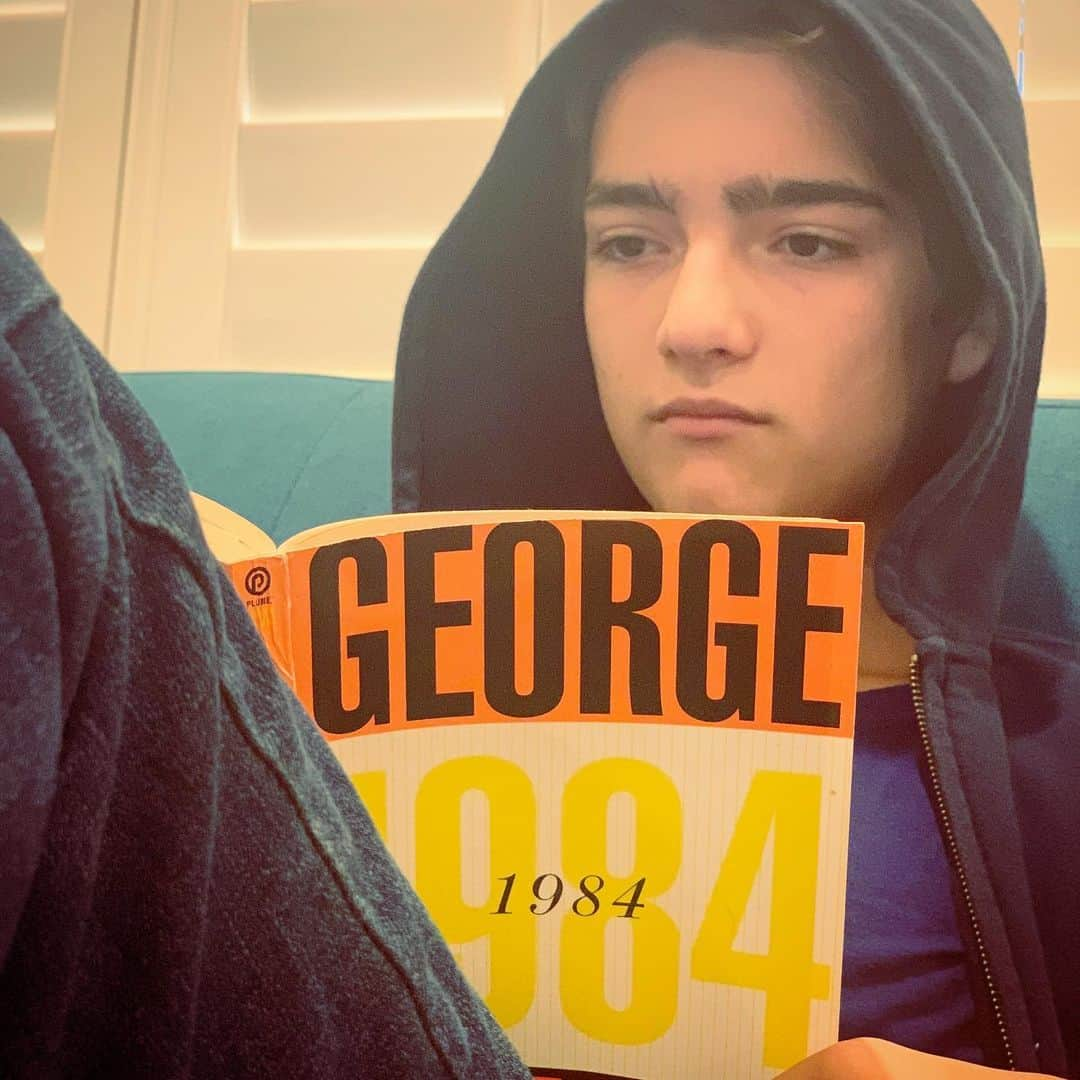 イライアス・ハーガーさんのインスタグラム写真 - (イライアス・ハーガーInstagram)「Want to read a scary story? 😱 Try “1984” by George Orwell! #nationalbookloversday」8月10日 5時04分 - eliasharger