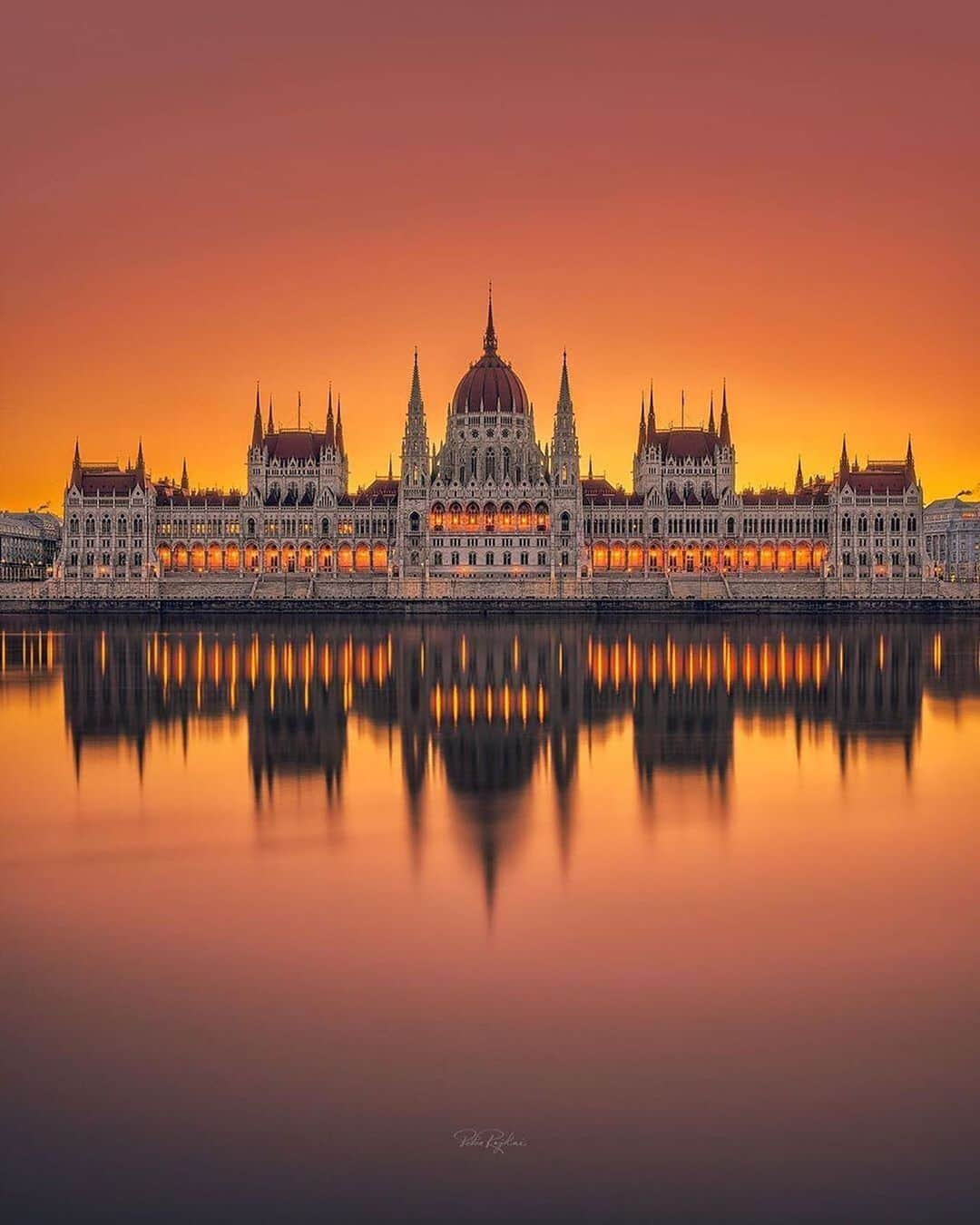 Canon Photographyさんのインスタグラム写真 - (Canon PhotographyInstagram)「Colourful sunset reflection captured in Budapest 🌇 Photography // @peter.rajkai  Curated by @steffeneisenacher  #budapest #hungary #sunset #reflection #sunsetphotography #reflectiongram」8月10日 5時16分 - cpcollectives