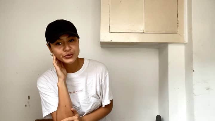 Mali-Koa Hoodのインスタグラム：「BTS of Me Before You. Quite funny to do so much with so little, also the UK lockdown had only just relaxed the week prior. So we made the best of a situation. I guess our thought process was “hey, everything else is insane around the world. We can add this very minor decision to my growing list and see how we go” So we prayed with fingers crossed. @kovachevvictor and @chantmc , you came through for me in a time when we couldn’t have a huge team and under v unusual circumstances. I will one day hold a sheet backdrop or camera for you both.   And last but not least BIG UP FOREVER TO flatmate @johnniecollins who let me do the most ridiculous things in his room.   If you haven’t seen yet, link in my bio! Happy Sunday and I wish you all a great week ahead. PS IT’S SO HOT (obligatory British complaint) X」