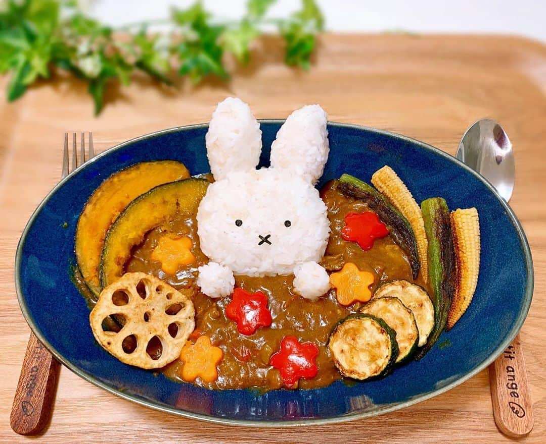 AIKAさんのインスタグラム写真 - (AIKAInstagram)「. . #ミッフィーカレー 🐰🍎💛❤️ . 暇つぶしになるので ご飯見るとキャラにしがち...笑 . 白米 + もち麦 + マンナンご飯 で炊いたら色まだらになった🙊 . 牛肉と沢山野菜いれて #スタミナ #夏野菜カレー 🍛✨ . . #キャラカレー  #キャラフード #キャラごはん #デコカレー  #ミッフィー #カレー #クッキングラム #料理女子」8月10日 5時23分 - aikaaa1110