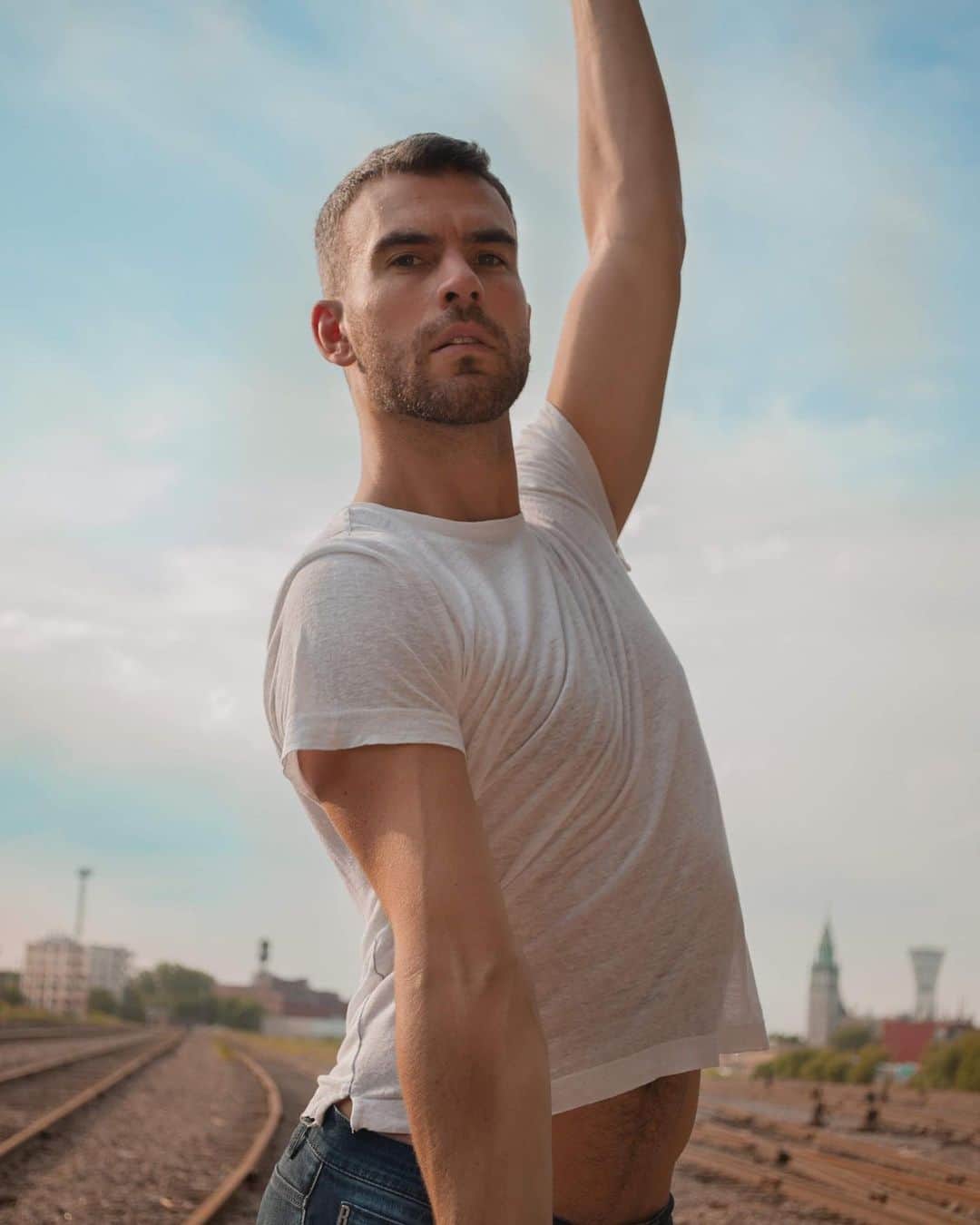 エリック・ラドフォードさんのインスタグラム写真 - (エリック・ラドフォードInstagram)「Is there a better feeling then letting it all go? That’s why I love to dance. Especially after quarantine!  P.s yes I know my shirt looks small😄 📸 @jessyderoche  Artistic Direction @vallevain   #goldenhour #T-5 #dance #freedom #freethebellybutton」8月10日 5時46分 - ericradford85
