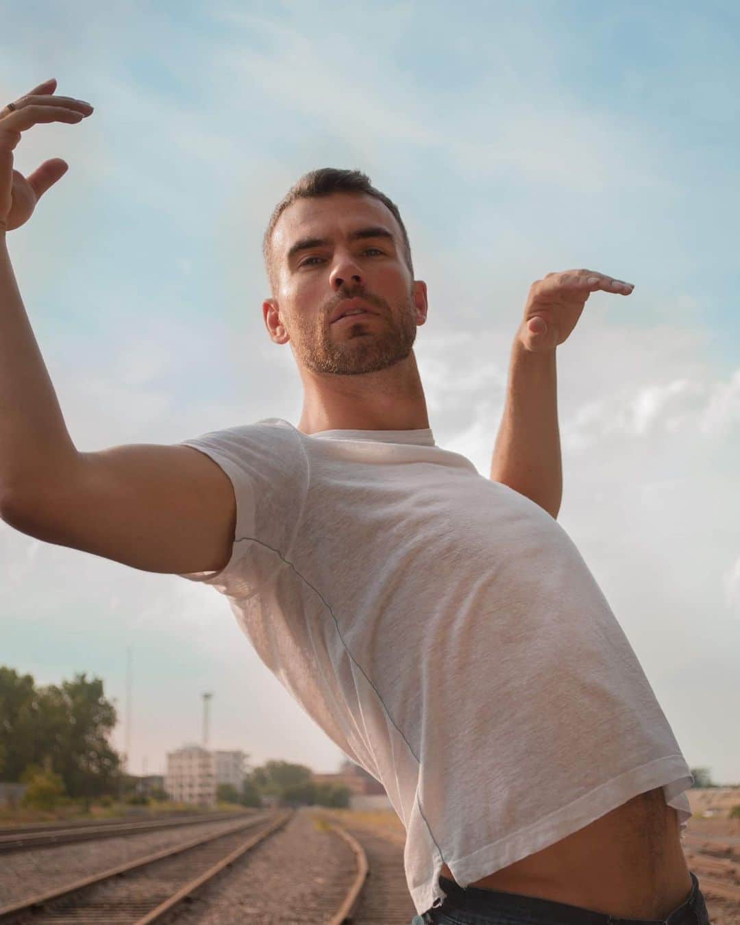 エリック・ラドフォードのインスタグラム：「Is there a better feeling then letting it all go? That’s why I love to dance. Especially after quarantine!  P.s yes I know my shirt looks small😄 📸 @jessyderoche  Artistic Direction @vallevain   #goldenhour #T-5 #dance #freedom #freethebellybutton」