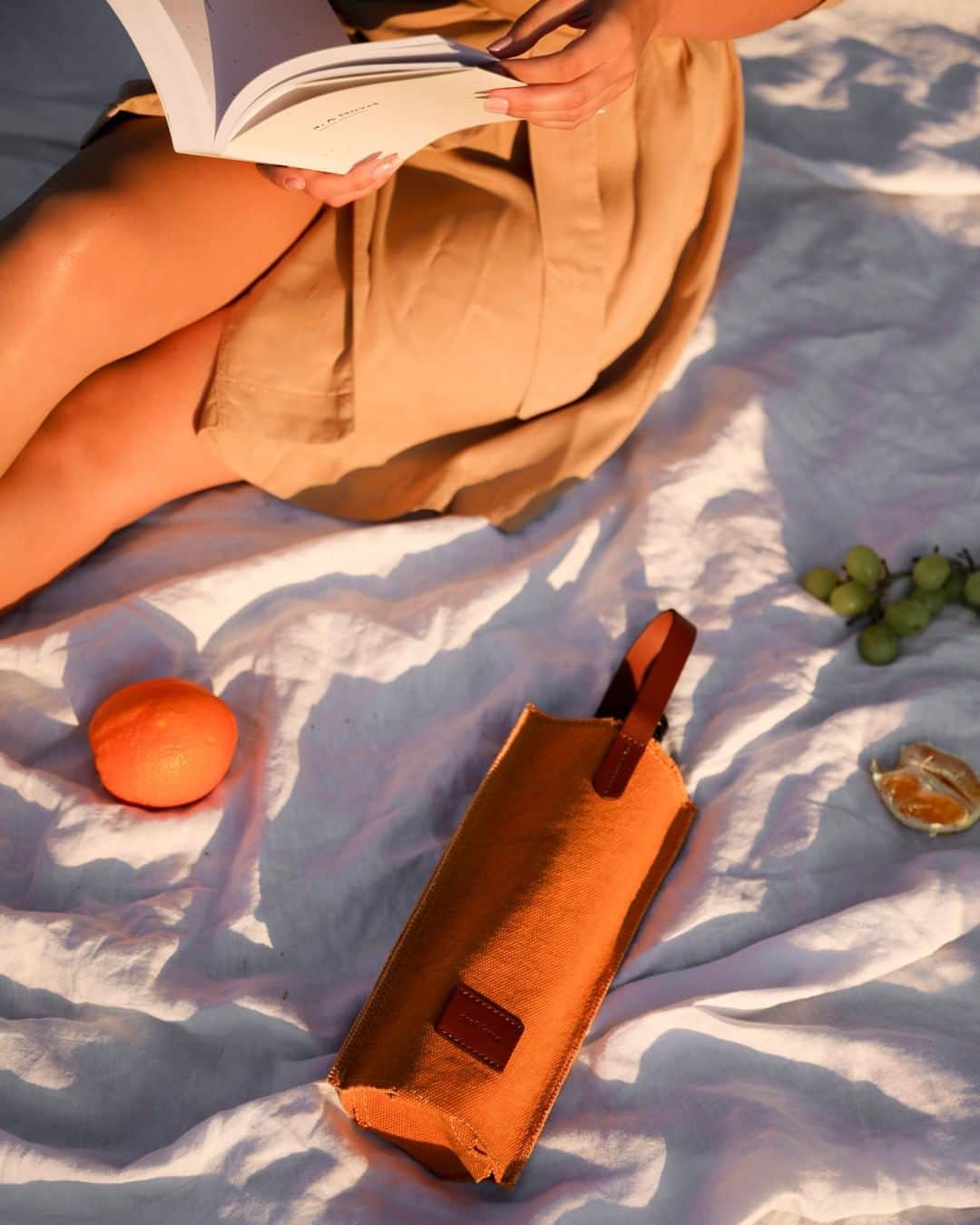 グラフ&ランツのインスタグラム：「This golden summer warmth is here to stay. We're enjoying it while we can, of course with a little wine on the side.」
