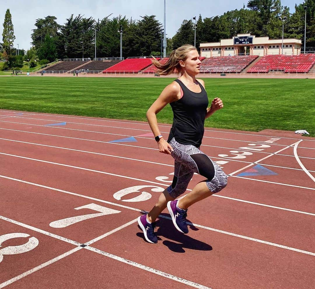 ブリアンヌ・タイゼン＝イートンさんのインスタグラム写真 - (ブリアンヌ・タイゼン＝イートンInstagram)「Today was the first time I have run on a track in 4 years, the last time being my 800m race at the 2016 Olympics. It has been intimidating to me to do a track workout since retiring because I was worried about how I’d feel, mentally and emotionally, both for nostalgic reasons as well as when I realized how out of shape I have gotten.   But now, 6.5 months postpartum, I was feeling mentally strong enough to deal with those emotions, especially with Ander sitting in his stroller on the sidelines. So in typical Brianne fashion, I decided to go all out and absolutely kill myself with this workout:  2x300m 2x200m 2x150m 2x100m 3 mins rest between reps, 5 mins rest between sets  It was a FAAAR cry from the times I used to run, but 53 second 300s and 35 second 200s was faster than I thought I’d run, and it actually felt natural and easy, like riding a bike. I’m so happy I made the decision to get back out on the track. Can’t wait for the next one.   (Workout inspired by @siss_fit)」8月10日 6時01分 - btheiseneaton