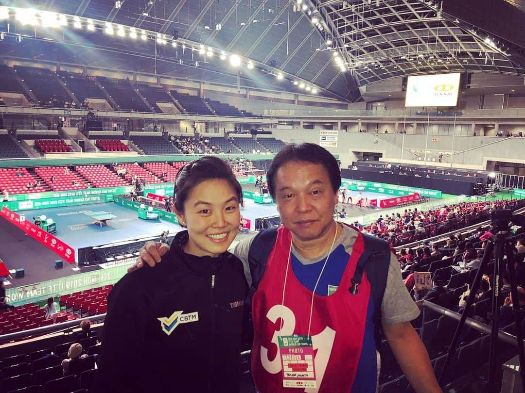 ジェシカ・ヤマダのインスタグラム：「Feliz dia dos pais para todos os papais e principalmente para o meu! Te amo pai! ❤️😍🏓 #tbt da Copa do Mundo em Toquio 2019」