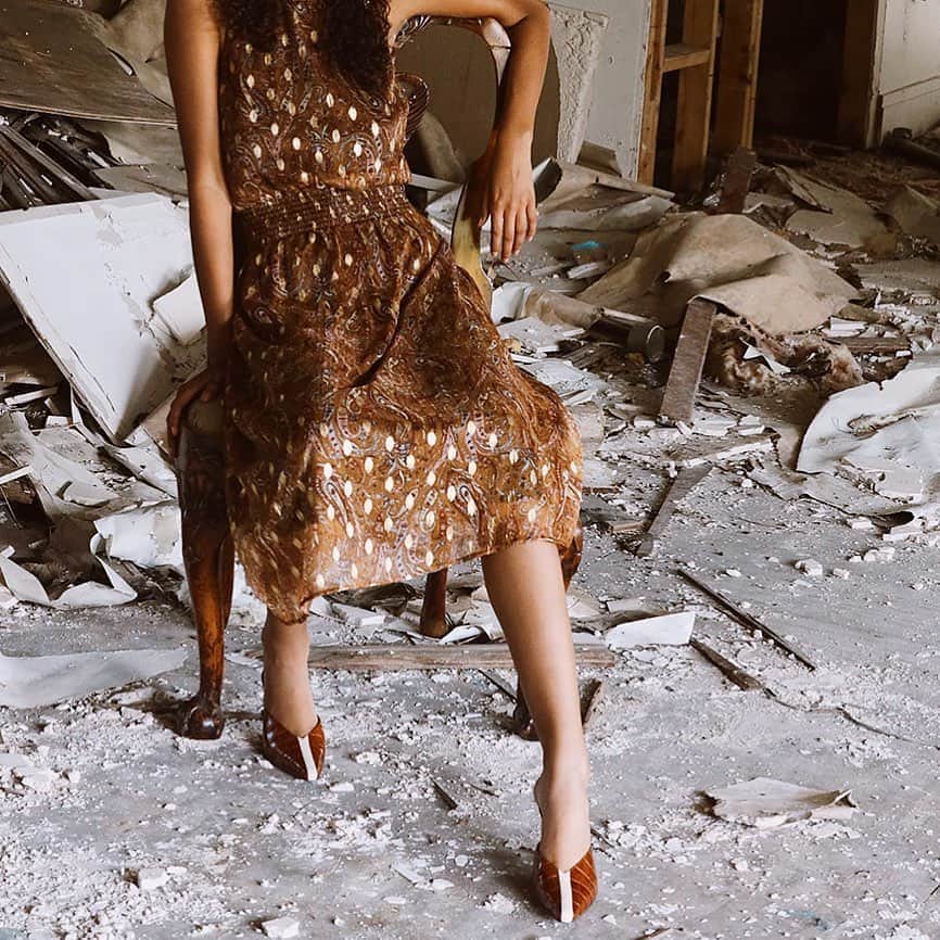 サムエデルマンのインスタグラム：「The TEV Slip-on Kitten Heel. Now available at samedelman.com  #SamEdelman #FORCESOFNATURE #PreFall2020」
