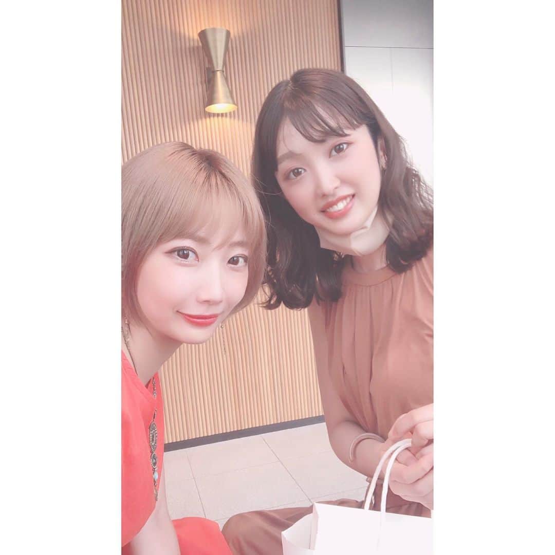 のインスタグラム：「﻿ ﻿ 久々ゆっくり会えた💓﻿ ﻿ 飲んで食べて語って最高😎﻿ ﻿ ﻿ #ワイン会🍷　#そんなに強くはない﻿ #乙女心　#婚活女子　#可愛い女の子　#可愛い子が好き﻿ #ショートヘア　#ショートボブ　#ボブ﻿ #ハイトーンショート　#ハイトーン　#ブリーチカラー﻿ #小顔ヘア #整形ヘア　#ママコーデ　#ママスタイル﻿ #ママモデル　#表参道　#渋谷　#男の子ママ　#令和ベビー　#ゴルフ女子　#銀座　#女性経営者　#撮影モデル」