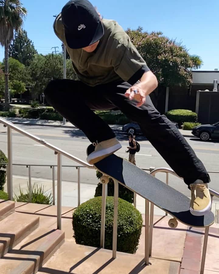 シェーン・オニールのインスタグラム：「Switch kickflip 🎷」