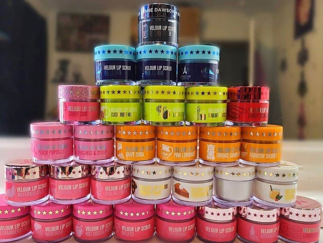 Jeffree Star Cosmeticsさんのインスタグラム写真 - (Jeffree Star CosmeticsInstagram)「You can never have to many #velourlipscrubs 😇 @merm_makeup showing off her iconic collection 🌟 #jeffreestarcosmetics」8月10日 6時20分 - jeffreestarcosmetics