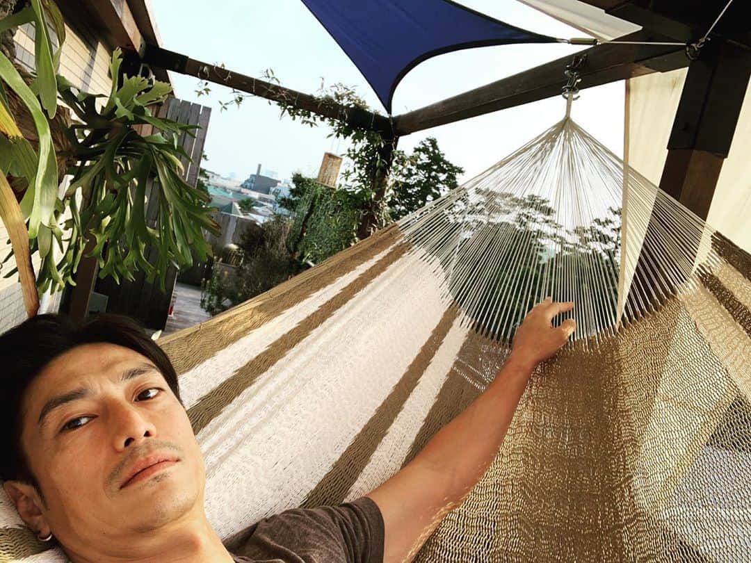 伊勢谷友介のインスタグラム：「朝日が出る前におきちゃって、時計を見たらまだ5時だった。 起き抜けにハンモックに寝て、しばらく朝モヤを見てたら、朝日が顔を刺してきた。 ハトのクルック〜も聞こえ始める。 セミも鳴き始めた。 音楽をかけよう。 Cafe del marの古いやつ。 これで静かなビーチのニュアンスも⛱  水風呂に入ってみよう。 潜ってみよう🎶」