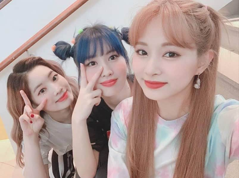 ツウィさんのインスタグラム写真 - (ツウィInstagram)「Tzuyu's IG update (with Dahyun & Momo)  "Thank you ONCE! 😊 I received a lot of great energy from you today as well+++"」8月10日 6時32分 - chou_tzuyu