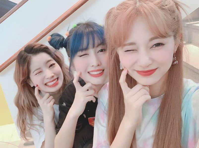 ツウィさんのインスタグラム写真 - (ツウィInstagram)「Tzuyu's IG update (with Dahyun & Momo)  "Thank you ONCE! 😊 I received a lot of great energy from you today as well+++"」8月10日 6時32分 - chou_tzuyu