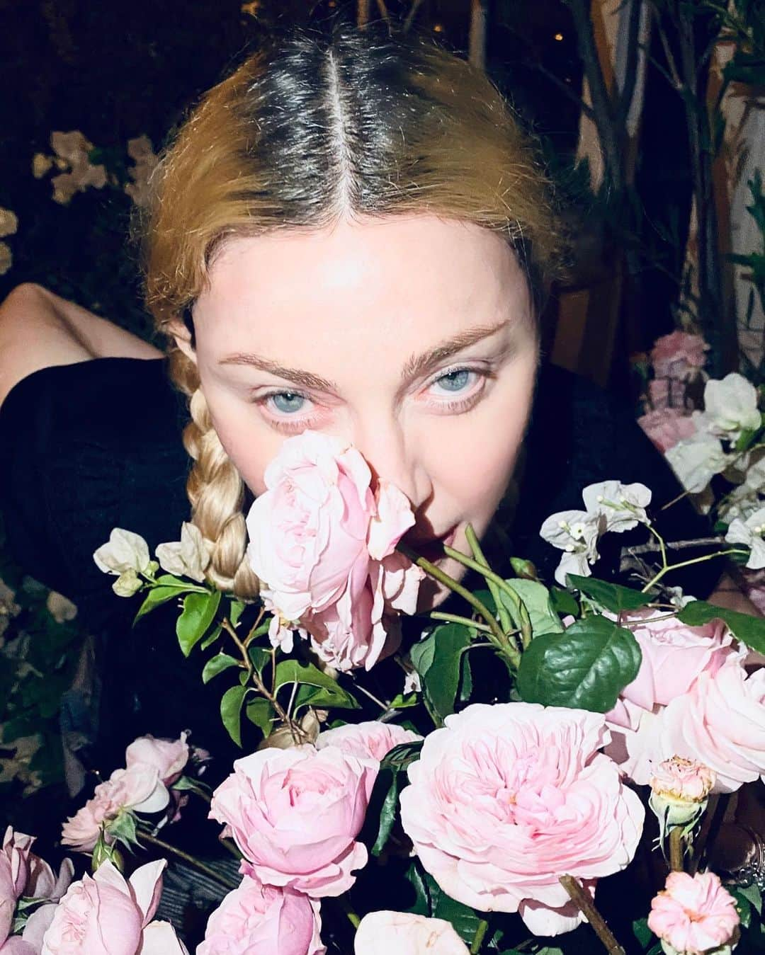 マドンナさんのインスタグラム写真 - (マドンナInstagram)「Starting Today...............everyday is my Birthday 🌸🌸🌸🌸🌸🌸🌸 #roses #jerrodblandino」8月10日 6時43分 - madonna