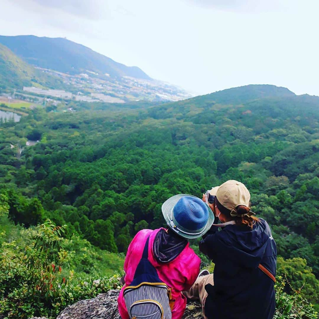 愛知県田原市さんのインスタグラム写真 - (愛知県田原市Instagram)「Let's overcome it together!  一緒に乗り越えよう！  * ヤッホー！何が見えるかな？👀 #特等席 から見る景色 今日は#山の日#いつもの山が違って見えた#ご近所登山 目に見えるもの 見えないもの　#一緒に乗り越えよう #山ガール#登山女子#また登りたい#今度は青空バックに#衣笠山#蔵王山 * #たはら暮らし  #渥美半島#田原市#田原#伊良湖岬#伊良湖#赤羽根#菜の花浪漫街道  #tahara#irago#akabane #サーフィン#surfing#田舎暮らし#日々の暮らし#休日の過ごし方#スローライフ#instagramjaran#igersjp」8月10日 6時38分 - tahara_kurashi