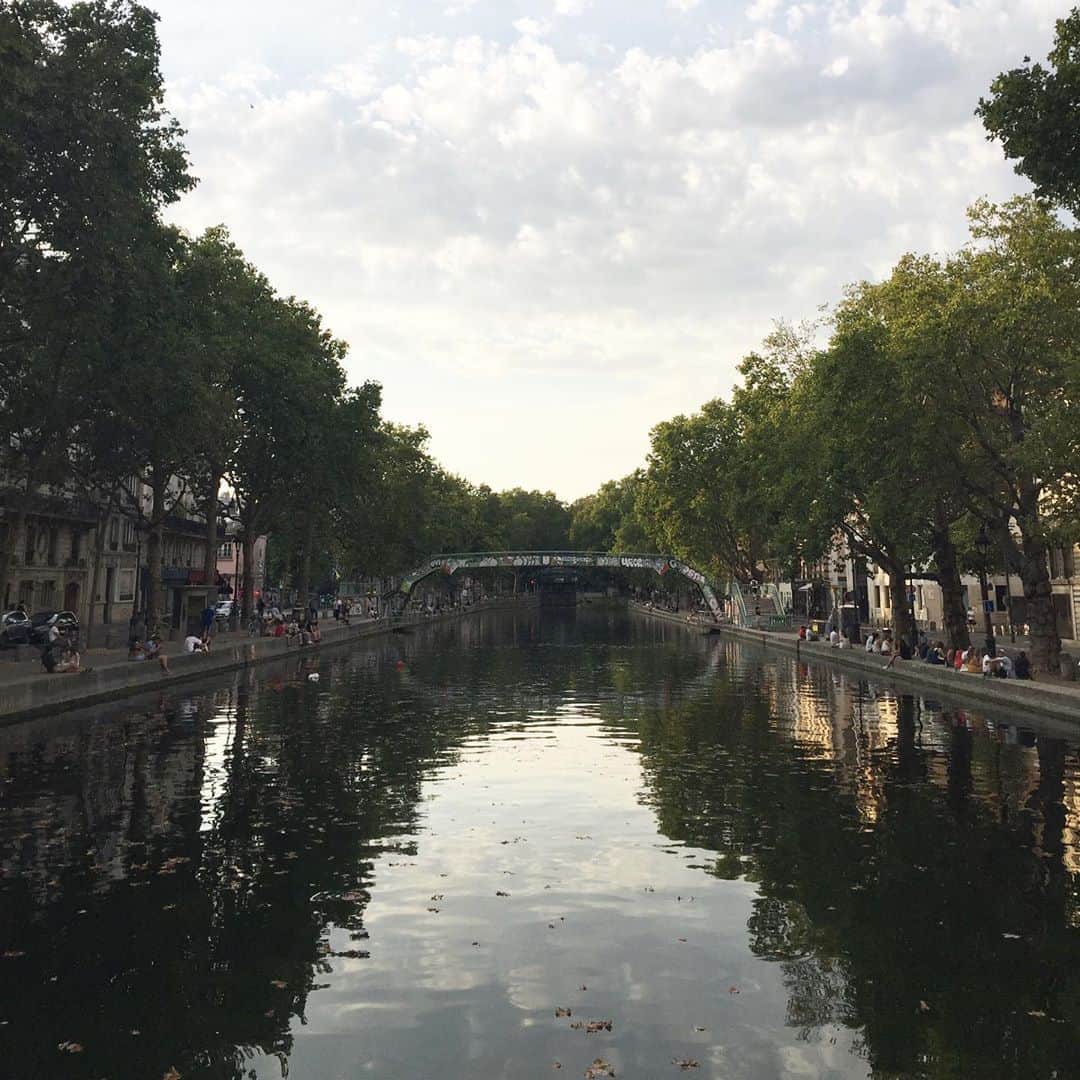 大森美希さんのインスタグラム写真 - (大森美希Instagram)「Canal Saint Martin, Paris  今日のサンマルタン運河  ここ数日パリは37、8℃くらいの猛暑日が続いている。夜中でも27℃程あり朝方ようやく24℃まで下がるのだが暑くて全然眠れない。ちなみに本来夏でも涼しいフランス、一般家庭でのエアコン普及率はなんと5%以下。エアコン無しの熱帯夜はかなりキツイ。扇風機から流れてくる風は熱風。まるで暖房のようなのだ…  #canalsaintmartin #paris #canicule2020 #été #heatwave #vacances #holiday #parislife #pariswalk #parislifestyle #サンマルタン運河 #パリ #パリ散歩 #パリところどころ #パリを歩く #パリ暑い #夏休み #バカンス #パリ生活 #パリの夏 #海外生活」8月10日 6時39分 - mikiomori_