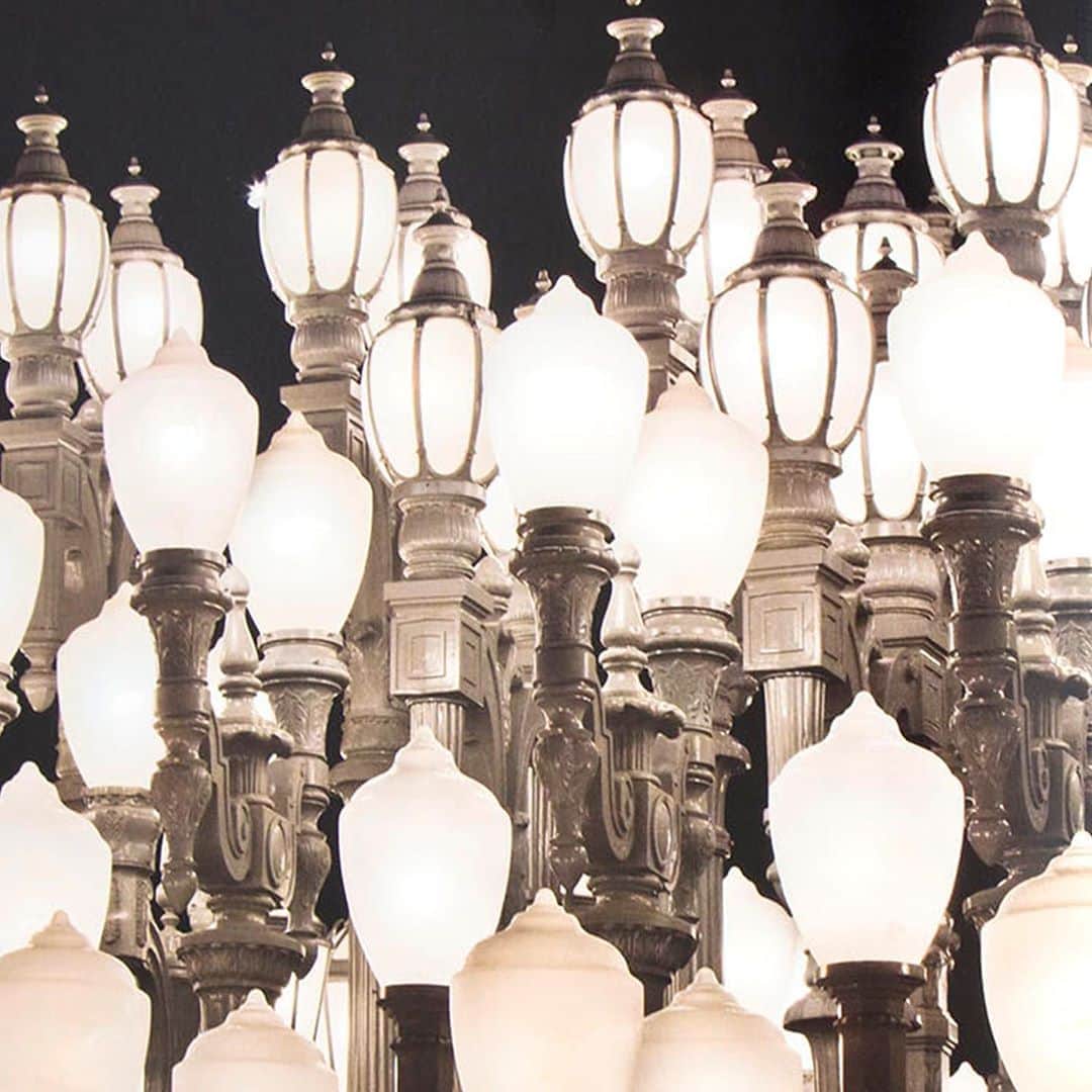 のインスタグラム：「#FromTheLibrary: “Chris Burden: Streetlamps” is available for online reading through September 7 as part of the From the Library series. The comprehensive book explores Chris Burden’s iconic work with antique streetlamps. Five major streetlamp sculptures are highlighted, all of which are lavishly documented from conception through installation. The works are further illuminated with texts by Russell Ferguson, Christopher Bedford, and George Roberts; a conversation between Michael Govan and Chris Burden; and a photo essay by Ari Marcopoulos. This was the 500th book the gallery published, which was an exciting and fitting publication to mark the achievement as Burden was among the first artists to work with Larry Gagosian, starting in 1976.  For our new series #FromTheLibrary, we're making Gagosian titles available online. Keep an eye out for upcoming posts. __________ #ChrisBurden #FromTheLibrary #Gagosian “Chris Burden: Streetlamps” (New York: Gagosian, 2017)」