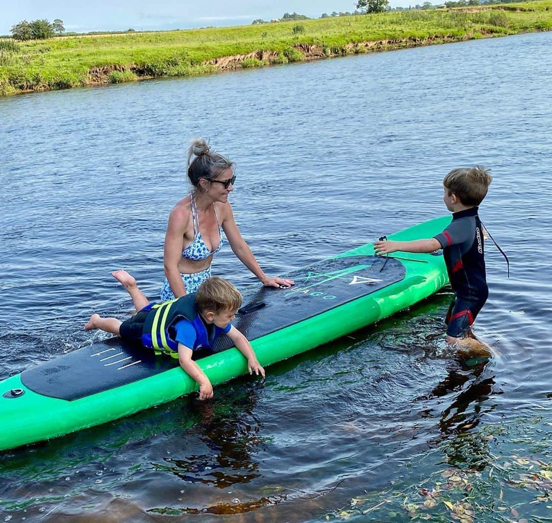 ヘレン・スケルトンさんのインスタグラム写真 - (ヘレン・スケルトンInstagram)「Because river days are holidays...... hoped we would be in @manoirdelongeveau but making the most of the River Eden instead. No idea why the youngest needed a neoprene hat on (it goes without saying we are total river rats but please stay safe if this is the kind of thing that looks fun to you please tell people where you’re going and the basic rules apply - get warm before get cold, get safe before you get scared and if in doubt leave it out) 😳🙄 #summer #riverdays #uksummer #cumbria #lakes #whenthesunshines #uk #paddleboards #river #freshwaterswims #staysafe」8月10日 6時44分 - helenskelton