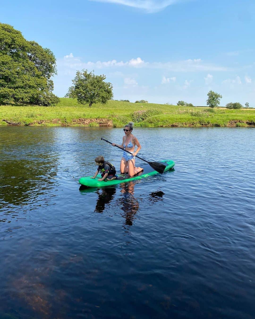 ヘレン・スケルトンさんのインスタグラム写真 - (ヘレン・スケルトンInstagram)「Because river days are holidays...... hoped we would be in @manoirdelongeveau but making the most of the River Eden instead. No idea why the youngest needed a neoprene hat on (it goes without saying we are total river rats but please stay safe if this is the kind of thing that looks fun to you please tell people where you’re going and the basic rules apply - get warm before get cold, get safe before you get scared and if in doubt leave it out) 😳🙄 #summer #riverdays #uksummer #cumbria #lakes #whenthesunshines #uk #paddleboards #river #freshwaterswims #staysafe」8月10日 6時44分 - helenskelton