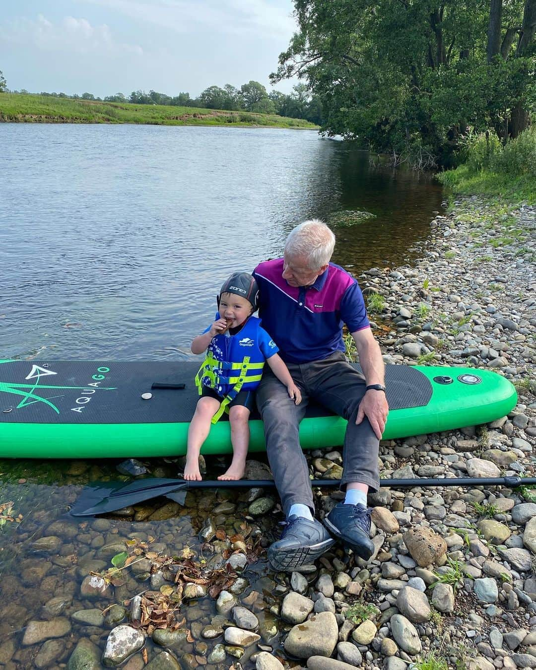 ヘレン・スケルトンさんのインスタグラム写真 - (ヘレン・スケルトンInstagram)「Because river days are holidays...... hoped we would be in @manoirdelongeveau but making the most of the River Eden instead. No idea why the youngest needed a neoprene hat on (it goes without saying we are total river rats but please stay safe if this is the kind of thing that looks fun to you please tell people where you’re going and the basic rules apply - get warm before get cold, get safe before you get scared and if in doubt leave it out) 😳🙄 #summer #riverdays #uksummer #cumbria #lakes #whenthesunshines #uk #paddleboards #river #freshwaterswims #staysafe」8月10日 6時44分 - helenskelton